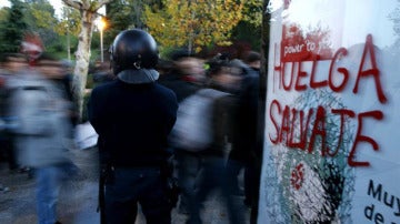 Un policía vigila a los manifestantes