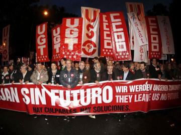 Manifestación convocada por los sindicatos: "Nos dejan sin futuro. Hay culpables. Hay soluciones".