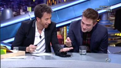 Robert Pattinson se bebe la sangre de Pablo Motos en El Hormiguero