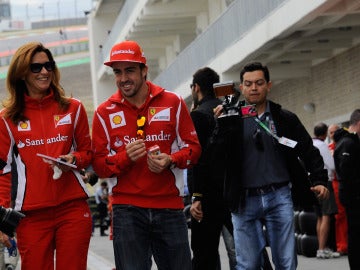 Fernando Alonso pasea por el circuito de Austin