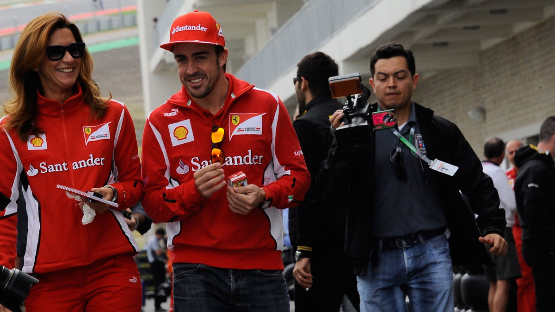 Fernando Alonso pasea por el circuito de Austin