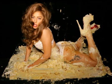 Lady Gaga retoza encima de una tarta