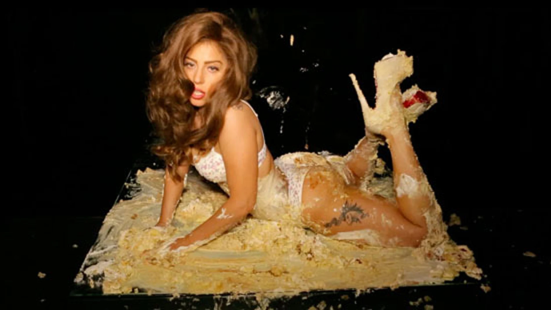 Lady Gaga retoza encima de una tarta Lady Gaga retoza encima de una tarta