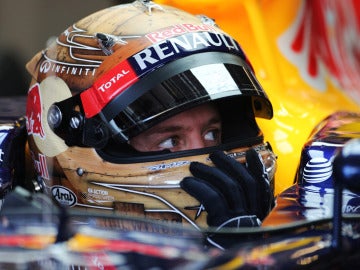 Vettel, con su llamativo casco
