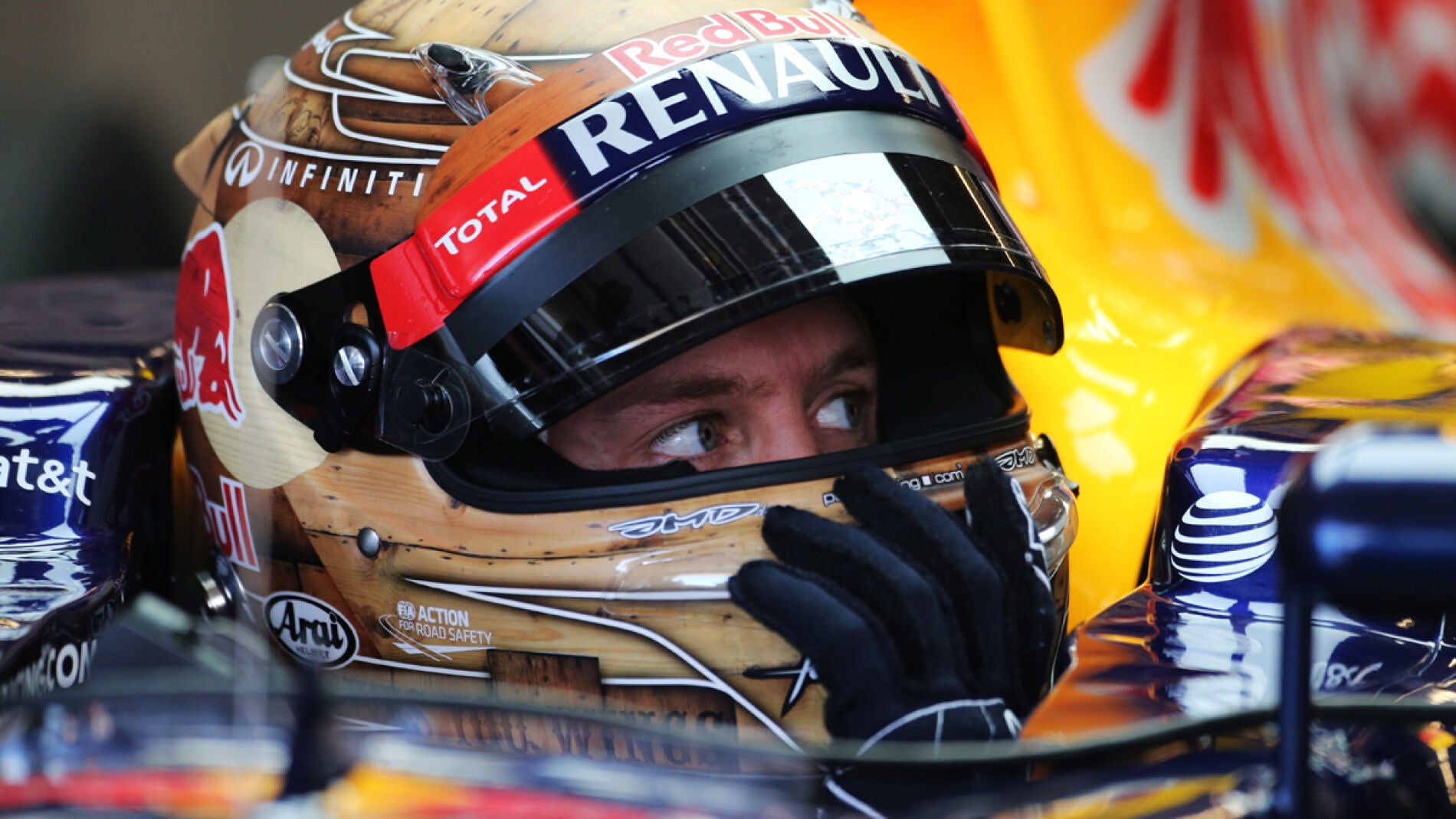 Vettel, con su llamativo casco