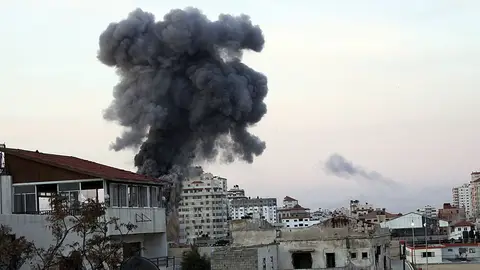 Columnas de humo se elevan en la frontera de Gaza Columnas de humo se elevan en la frontera de Gaza