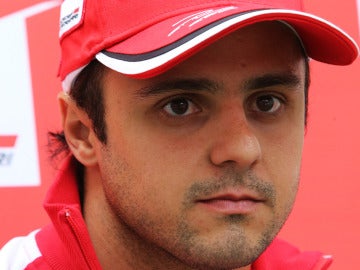 Felipe Massa observa atentamente
