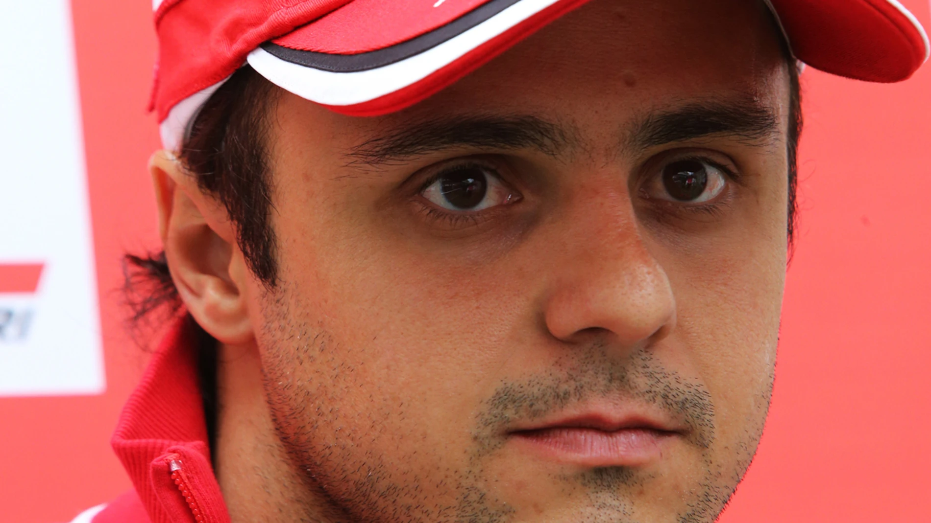 Felipe Massa observa atentamente