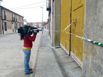 Una cámara de televisión graba la puerta de la nave industrial de Matapozuelos (Valladolid) donde estaba secuestrado el director de banco