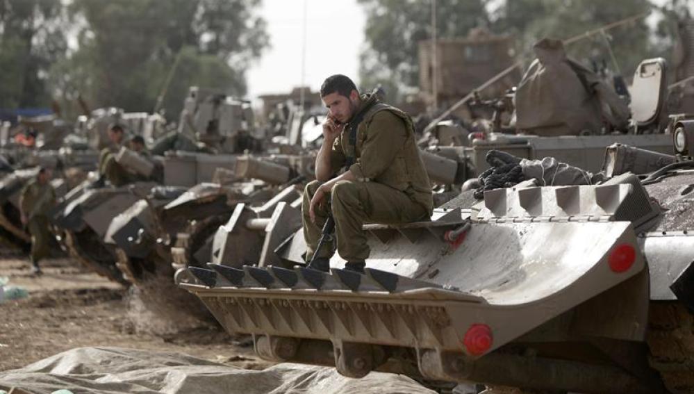 Un soldado israelí habla por teléfono