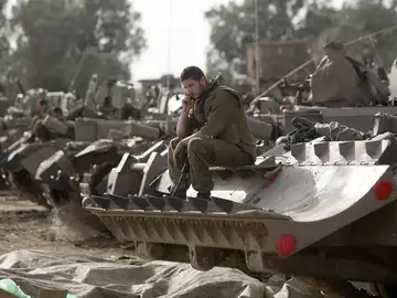 Un soldado israelí habla por teléfono Un soldado israelí habla por teléfono