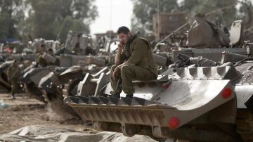 Un soldado israelí habla por teléfono