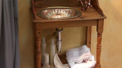 Restauramos un mueble viejo para convertirlo en un lavabo árabe
