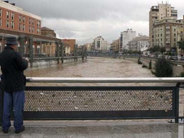 Un hombre contempla el rio Guadalmedina en Málaga