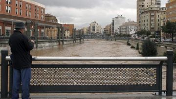 Un hombre contempla el rio Guadalmedina en Málaga