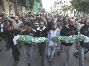 Palestinos mostrando su dolor por la pérdida de su hijos en el bombardeo israelí Palestinos mostrando su dolor por la pérdida de su hijos en el bombardeo israelí