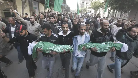 Palestinos mostrando su dolor por la pérdida de su hijos en el bombardeo israelí Palestinos mostrando su dolor por la pérdida de su hijos en el bombardeo israelí