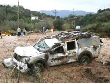 Coche arrastrado por la lluvia en Tarragona