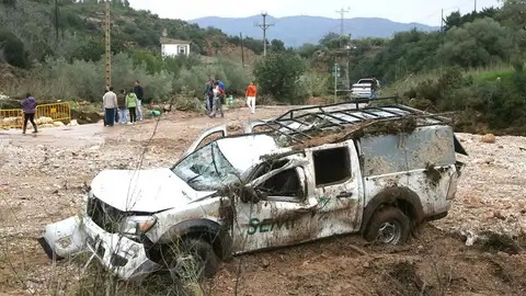 Coche arrastrado por la lluvia en Tarragona Coche arrastrado por la lluvia en Tarragona