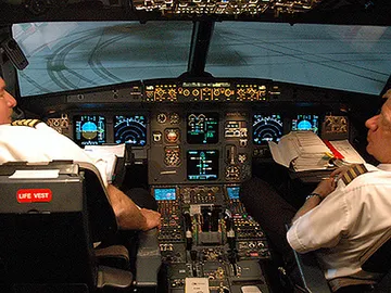 Dos pilotos en la cabina de un avión Dos pilotos en la cabina de un avión