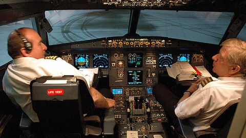 Dos pilotos en la cabina de un avi&oacute;n