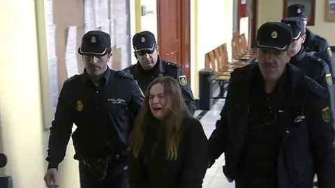 Agentes acompañan a la madre acusada de asesinar a sus dos hijos en Jaén Agentes acompañan a la madre acusada de asesinar a sus dos hijos en Jaén