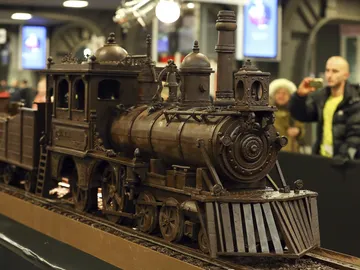 Tren de chocolate en una estación de Bélgica Tren de chocolate en una estación de Bélgica