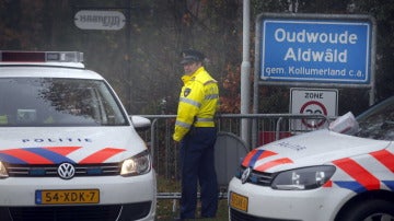 La policía holandesa corta la carretera en dirección a la casa del detenido