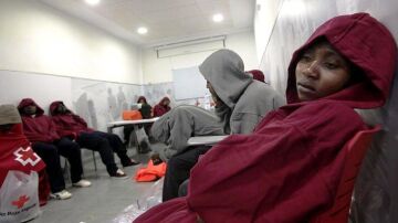 Inmigrantes rescatados de una patera en Tarifa (Cádiz)