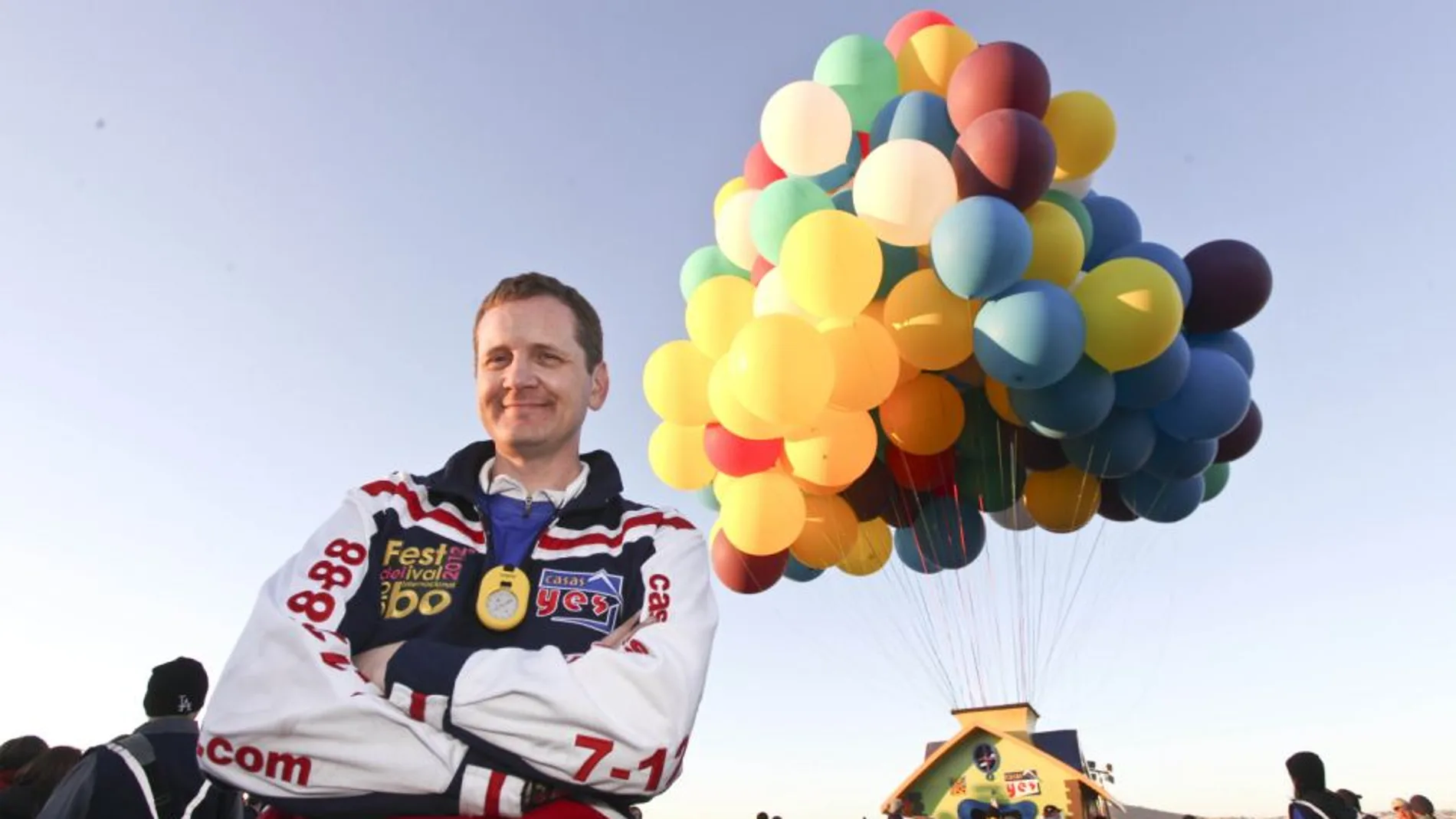 Jonathan Trappe junto a su casa Jonathan Trappe junto a su casa