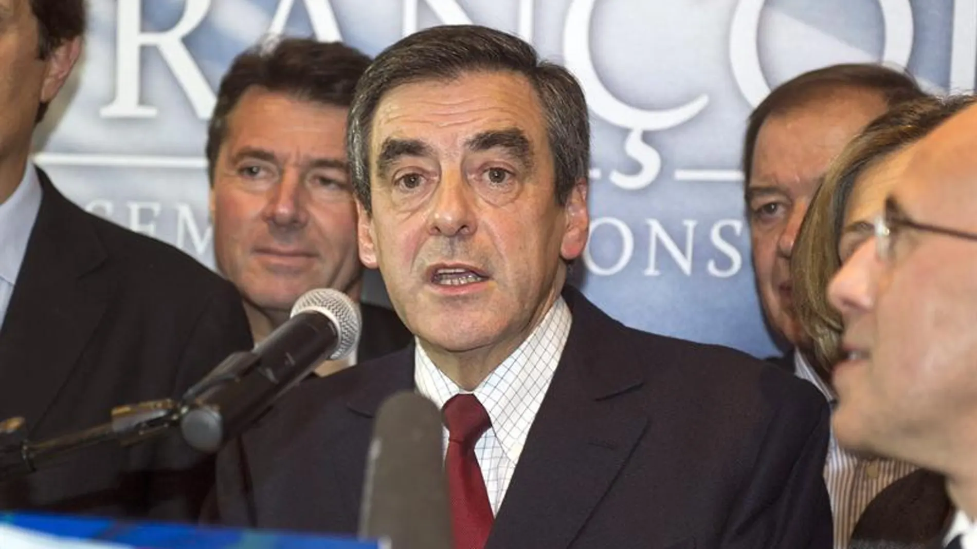 François Fillon, al igual que Jean-François Copé, se proclama ganador de las primarias de la UMP François Fillon, al igual que Jean-François Copé, se proclama ganador de las primarias de la UMP