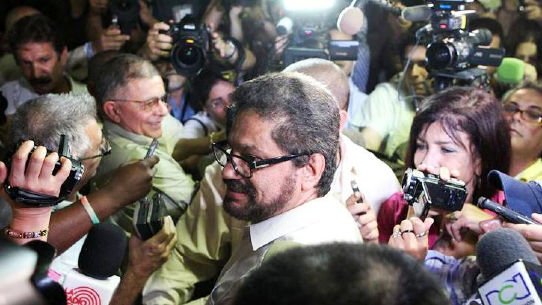 Luciano Mar&iacute;n Arango, alias 'Iv&aacute;n M&aacute;rquez', leyendo el comunicado