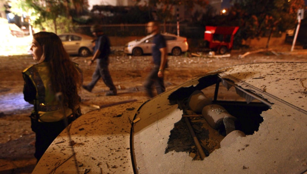  Vista de un coche destrozado en Rishon le Tzion