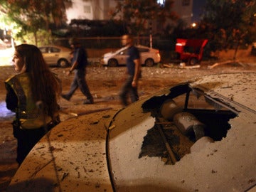  Vista de un coche destrozado en Rishon le Tzion