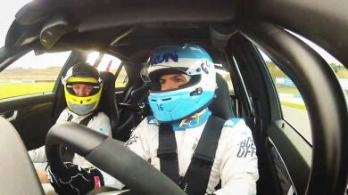  Nico Rosberg enseña al Kun Agüero a conducir un Mercedes del DTM 
