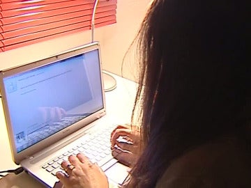 Mujer conectada a internet