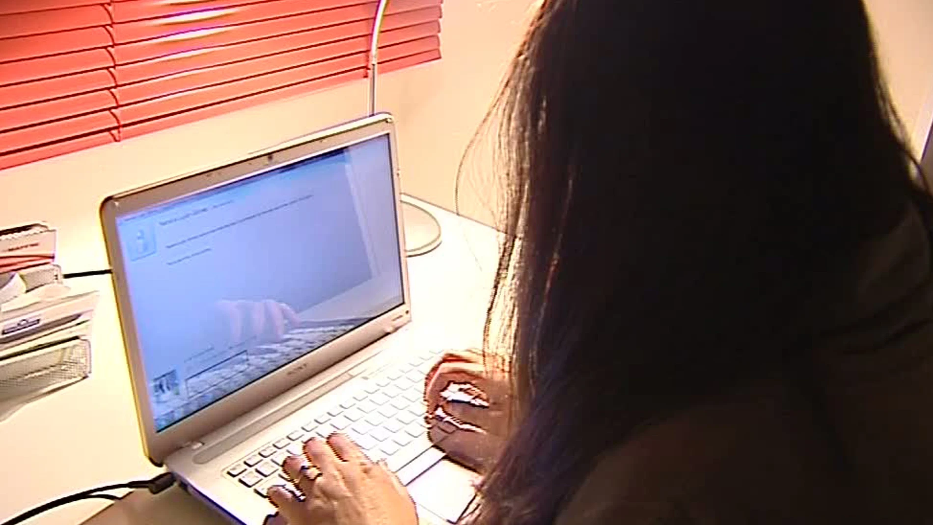 Mujer conectada a internet Mujer conectada a internet