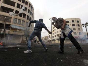 Jóvenes palestinos lanzan piedras a soldados israelíes