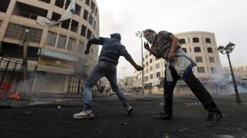 Jóvenes palestinos lanzan piedras a soldados israelíes