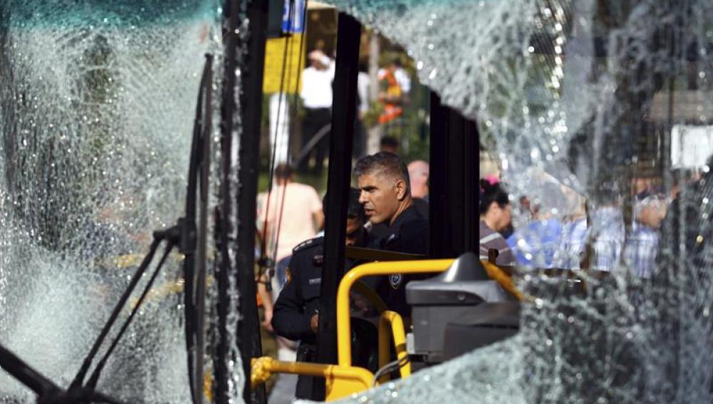 Policías y miembros de los equipos de rescate trabajan en el lugar donde se ha producido ula explosión