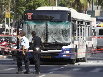 La explosión de un autobús en Tel Aviv deja diez víctimas La explosión de un autobús en Tel Aviv deja diez víctimas