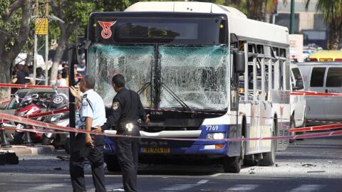 La explosi&oacute;n de un autob&uacute;s en Tel Aviv deja diez v&iacute;ctimas