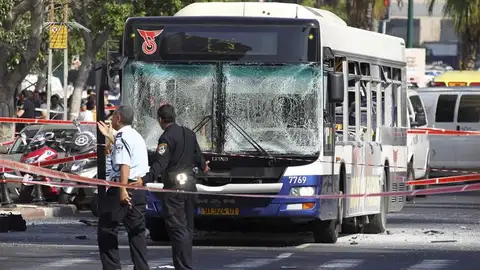 La explosión de un autobús en Tel Aviv deja diez víctimas La explosión de un autobús en Tel Aviv deja diez víctimas