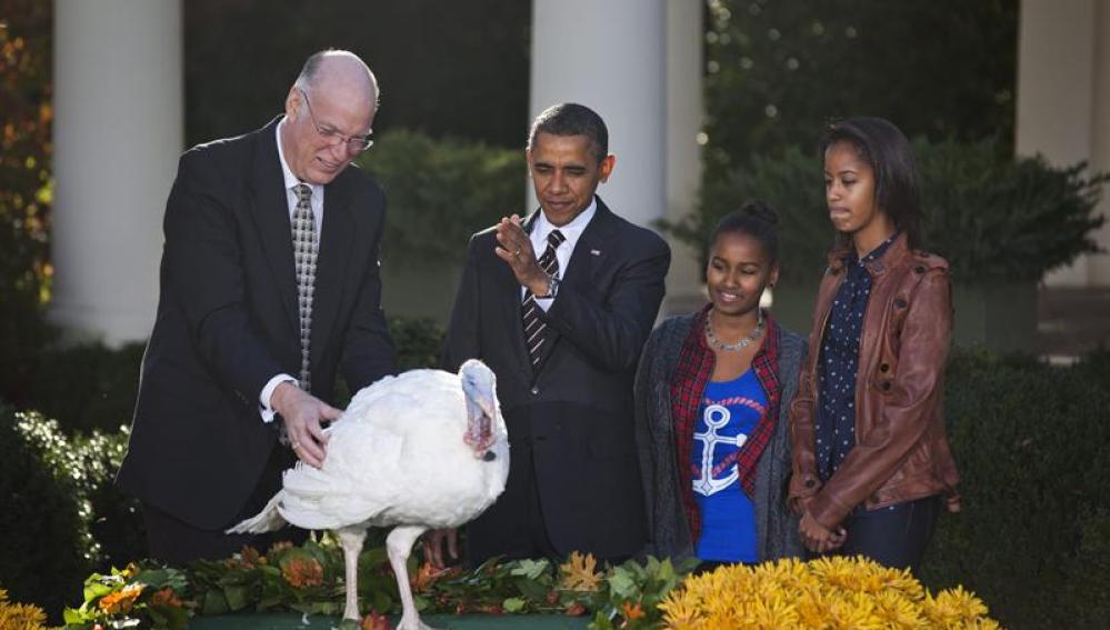 El presidente Barack Obama, con sus hijas, indulta a uno de los pavos