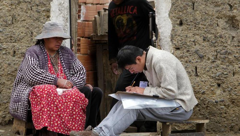 Una mujer boliviana responde preguntas a un trabajador del Instituto Nacional de Estadística