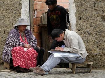 Una mujer boliviana responde preguntas a un trabajador del Instituto Nacional de Estadística