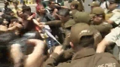 Duros enfrentamientos entre Policía y estudiantes en Chile durante las protestas