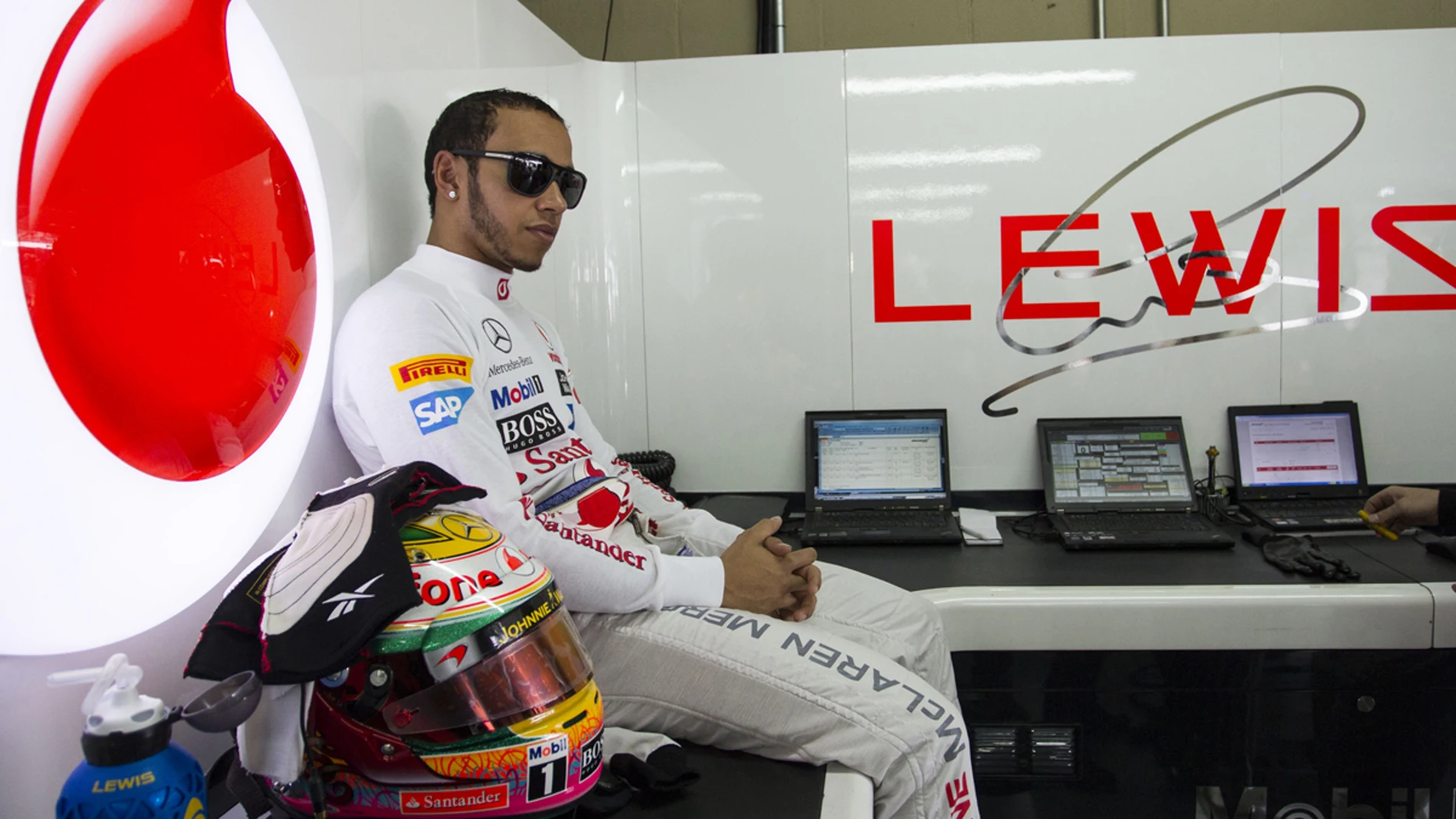 Hamilton se relaja en su box de McLaren