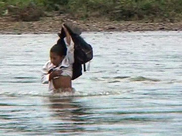 Un niño cruza el río Surati en Sumatra (Indonesia)