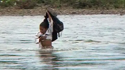 Un niño cruza el río Surati en Sumatra (Indonesia) Un niño cruza el río Surati en Sumatra (Indonesia)